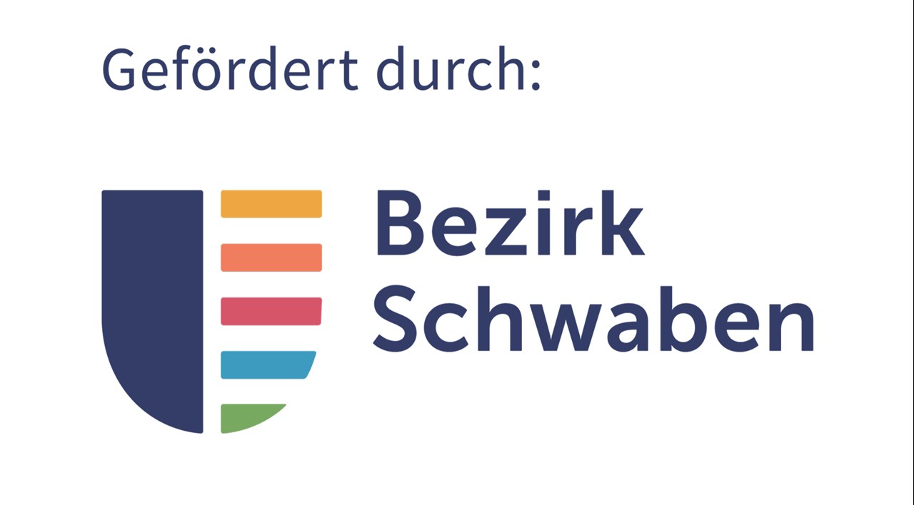 Das Bild zeigt den Schriftzug Gefördert durch, darunter das Logo des Bezirkes Schwaben in Form eines Wappenschildes. Es ist geteilt in eine dunkelblaue linke Hälfte und in eine rechte Hälfte aus fünf Balken in gelber, oranger, roter, hellblauer und grüner Farbe. Daneben stehen die Wörter Bezirk Schwaben. 